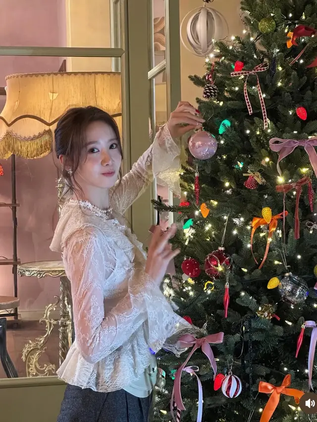 Selebritis Korea Selatan Berfoto Bersama Pohon Natal 2025