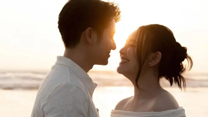 Sebentar Lagi Jadi Ibu, Gaya Amanda Manopo Pamer Baby Bump dengan Dress Putih saat Maternity Shoot di Pantai Bersama Kenny Austin