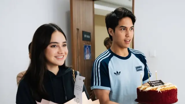 Syifa Hadju Berikan Kejutan Ulang Tahun Maia Estianty pakai hoodie. [@maiaestiantyreal]