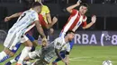 Pergerakan Lionel Messi dan kawan-kawan selalu dapat dipatahkan para bek Paraguay yang bermain disiplin. (AFP/Norberto Duarte)