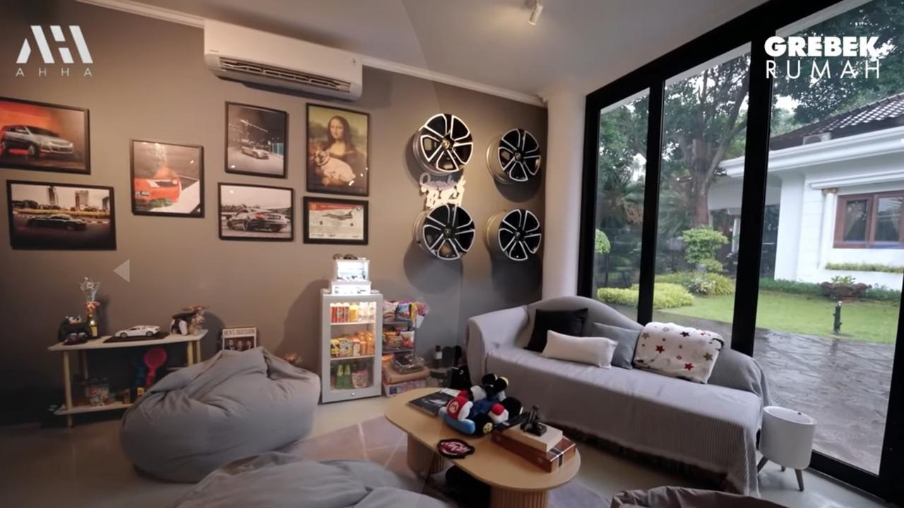 5 Potret Garasi Sekaligus Gaming Room Mewah Sangun Ragahdo Anak Henry Yosodiningrat, Ada Simulator Balap Mobil Hingga Lamborghini