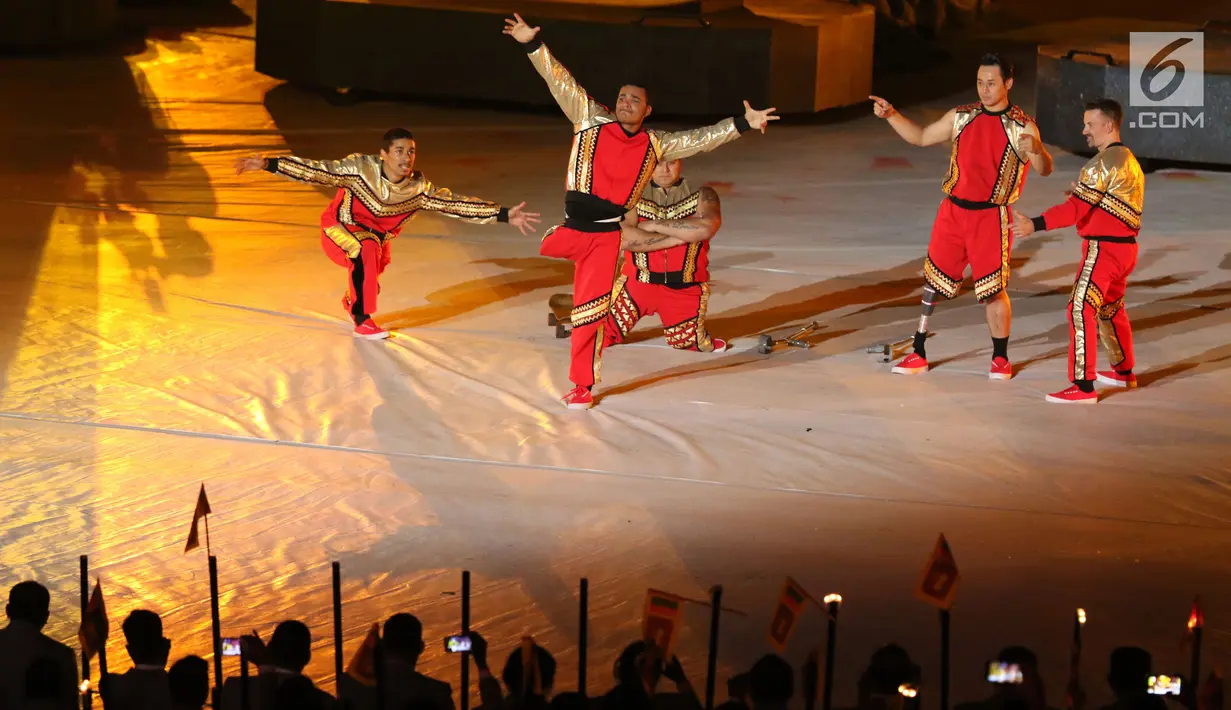 Beberapa penari penyandang disabilitas beraksi pada malam pembukaan Asian Para Games 2018 di Stadion Gelora Bung Karno, Jakarta, Sabtu (6/10). Ribuan atlet dari 41 negara akan berlaga di ajang Asian Para Games 2018. (Liputan6.com/Helmi Fithriansyah)