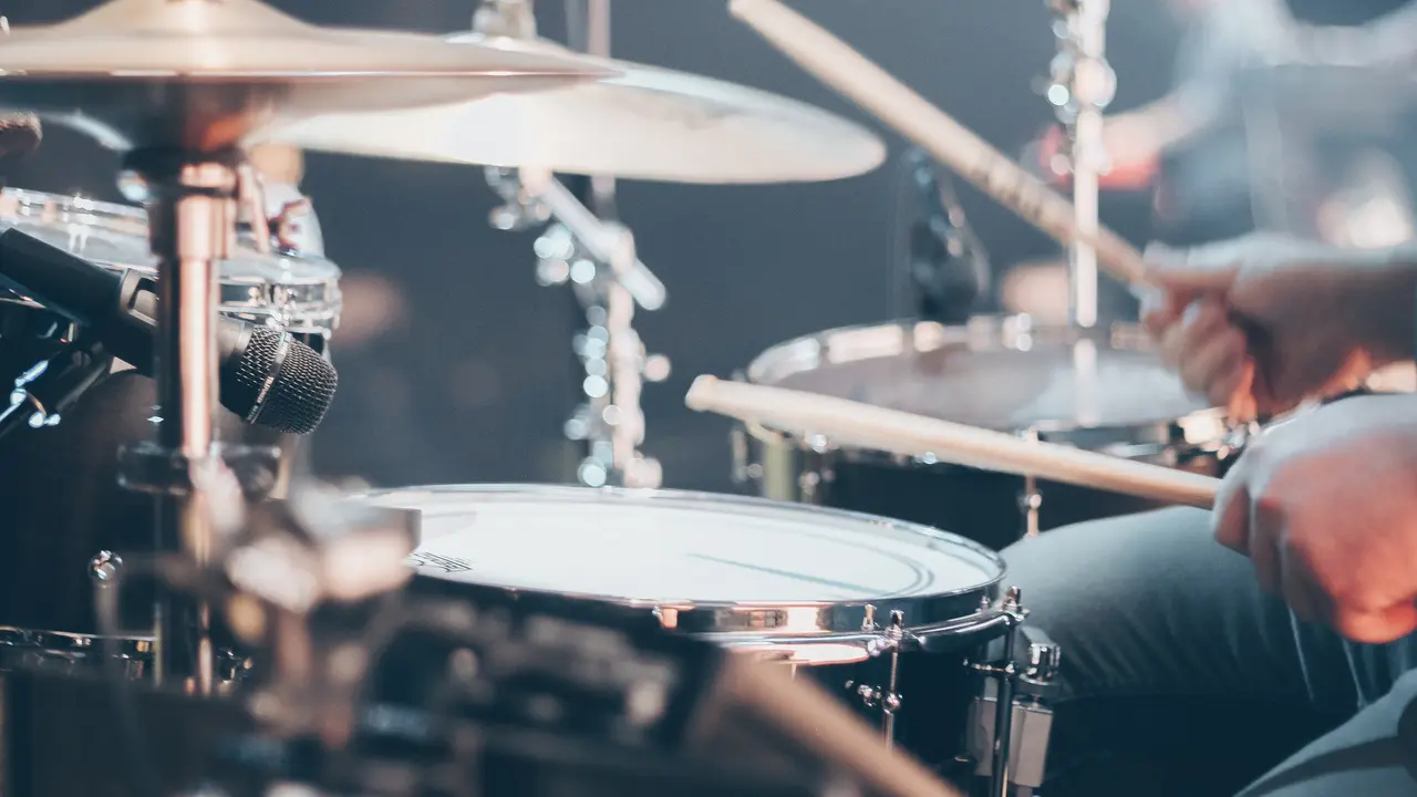 Anak Autisme berlatih drum