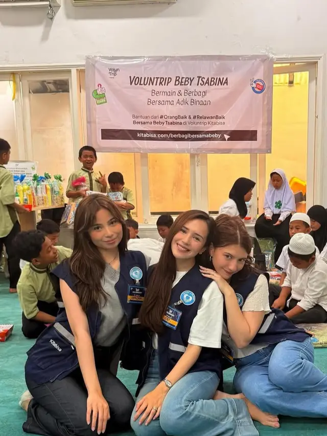 Beby Tsabina Ulang Tahun ke-23 bersama anak-anak panti asuhan. [@cassandraslee]