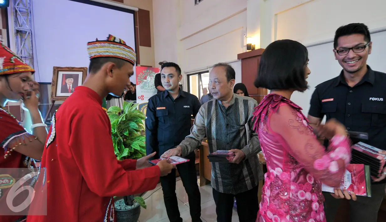 Pemimpin Redaksi SCTV, Indosiar dan Liputan6.com, Mohamad Teguh memberikan video dukumentasi kepada anggota Paskibraka 2016 saat penutupan diklat nasional Paskibraka 2016, Cibubur, Jakarta, Rabu (24/8). (Liputan6.com/Yoppy Renato)