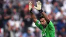 Kiper Juventus, Gianluigi Buffon mengangkat tangan kepada fans usai timnya kalah dari Lazio pada lanjutan Serie A di Allianz Stadium, Turin. Juventus kalah 1-2. (AFP/Marco Bertorello)