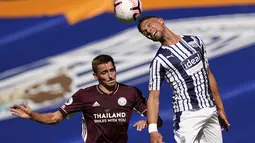 Pemain Leicester City, Timothy Castagne berebut bola dengan pemain West Bromwich Albion, Kieran Gibbs  pada pertandingan Liga Inggris di Hawthorns di West Bromwich, Inggris, Minggu, (13/9/2020). Leicester menang telak 3-0 atas West Bromwich Albion. (Tim Keeton/Pool via AP)