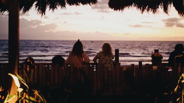 Mencicipi Oyster Lokal Sambil Menikmati Pemandangan Pantai di Bali