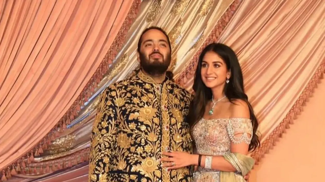 6 Gaya Mewah Anant Ambani Kenakan Baju Emas Asli dan Radhika Merchant Dibalut Lehenga Kristal Swarovski di Upacara Sangeet Jelang Menikah
