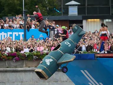 Seorang peserta melompat dari wahana terbang rakitannya saat festival olahraga Letfest di Muzeon Art Park, Moskow, Sabtu, 22 Agustus 2026. (Foto AP/Alexander Zemlianichenko)