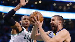 Pemain Boston Celtics,  Al Horford menutup ruang gerak pemain Memphis Grizzlies, Marc Gasol (kanan) pada lanjutan NBA di TD Garden, (27/12/2016). Boston menang 113-103. (EPA/Cj Gunther)