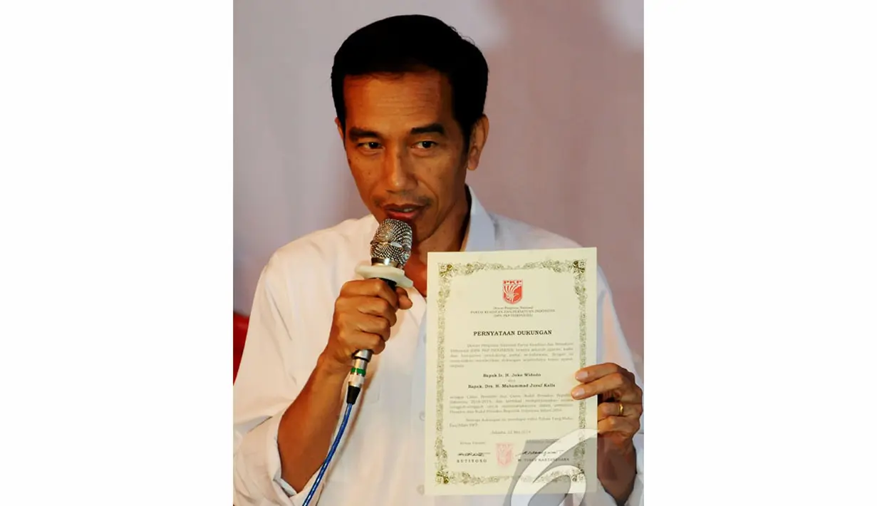 Jokowi memperlihatkan surat dukungan PKPI terhadap dirinya di Menteng, Jakarta Pusat, Kamis (22/5/2014) (Liputan6.com/Andrian M Tunay).