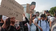 Sejumlah mahasiswa yang tergabung dalam aliansi Komite Selamatkan Daulat Rakyat (Sadar) menggelar aksi unjuk rasa di kawasan Tugu Tani, Menteng, Jakarta Pusat, Selasa (20/10/2026). Aksi tersebut bertepatan dengan dua tahun pemerintahan Presiden Prabowo Subianto dan Wakil Presiden Gibran Rakabuming Raka. (KLY/Budy Santoso)