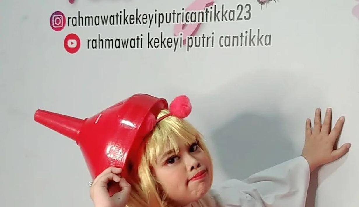 Beragam pose Kekeyi sebagai Keyon dipamerkan sang YouTuber di akun Instagram terverifikasinya pada pertengahan Juli 2022. Ia tampil dengan rambut palsu blonde. Selebgram dengan 700 ribuan pengikut ini memadukan rambut barunya dengan “kemben” putih tanpa motif berlengan mengembang dan dalaman cokelat muda polos plus legging berwarna senada. (Foto: Dok. Instagram @rahmawatikekeyiputricantikka23)