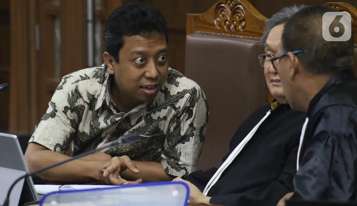 Terdakwa dugaan suap jual-beli jabatan di lingkungan Kemenag, M Romahurmuziy (kiri) saat menjalani sidang lanjutan di Pengadilan Tipikor, Jakarta, Rabu (27/11/2019). Sidang mendengar keterangan dua orang saksi, Roziqi dan Abdul Wahab. (Liputan6.com/Helmi Fithriansyah)