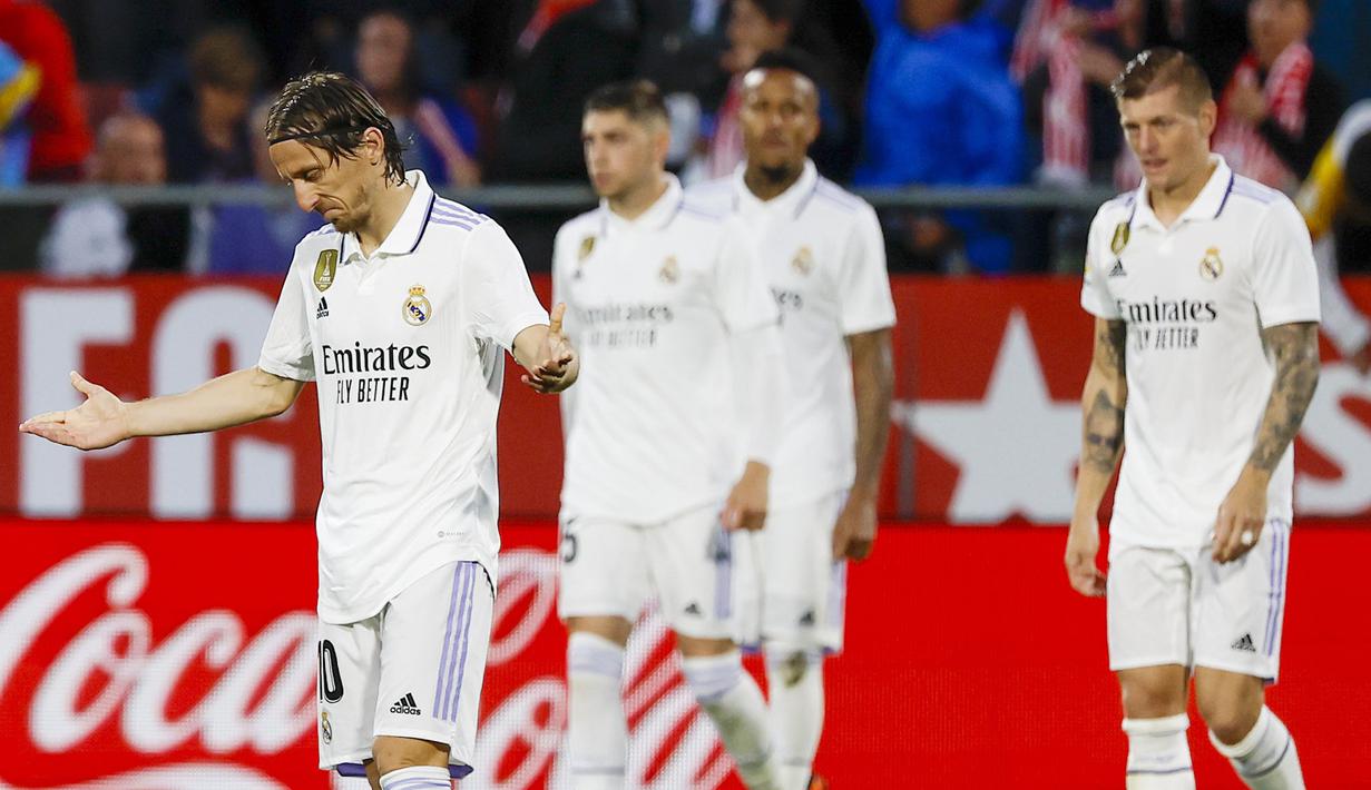 Pemain Real Madrid, Luka Modric, tampak kecewa setelah ditaklukkan Girona pada laga Liga Spanyol di Stadion Montilivi, Rabu (26/04/2023). Luka Modric dan kawan-kawan dipecundangi tetangga Barcelona itu dengan skor 2-4. (AP Photo/Joan Monfort)
