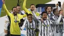 Para pemain Juventus melakukan selebrasi usai menjuarai Piala Super Italia melawan Napoli di Stadion Mapei di Reggio Emilia, Italia, Kamis (21/1/2021).  Klub berjuluk Si Nyonya Tua ini sudah 9 kali memenanganinya. (AP Photo/Antonio Calanni)