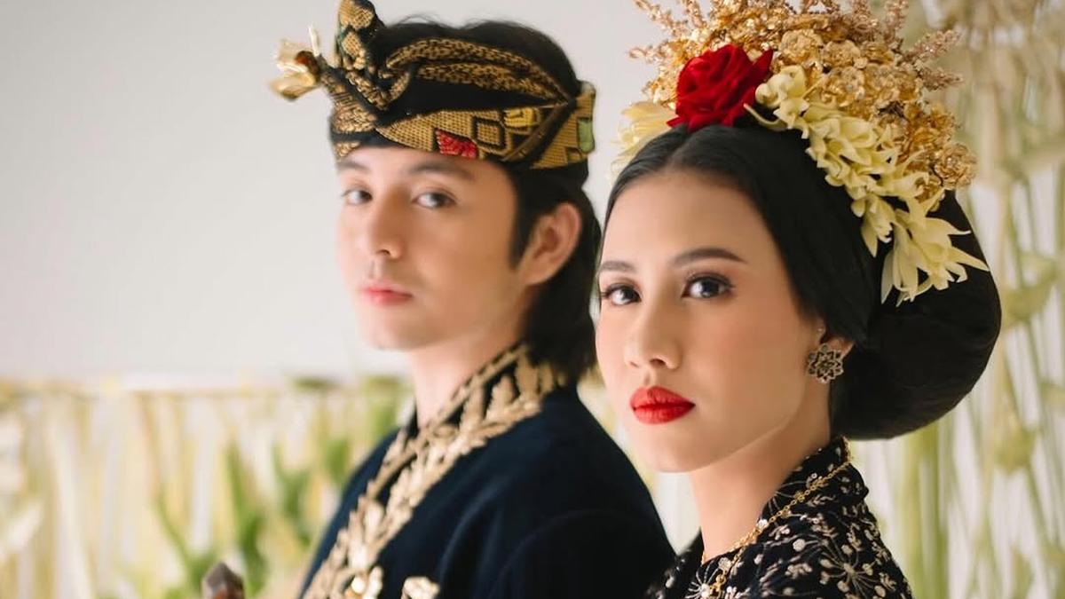 Pesona Magis dan Romantis Foto Prewedding Angga Yunanda dan Shenina Cinnamon yang Tampil Bak Pasangan Bangsawan Lombok