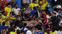 Timnas Uruguay ribut dengan suporter Timnas Kolombia di Copa America 2024. (Bola.com/Dok.Tim Nwachukwu / GETTY IMAGES NORTH AMERICA / Getty Images via AFP).