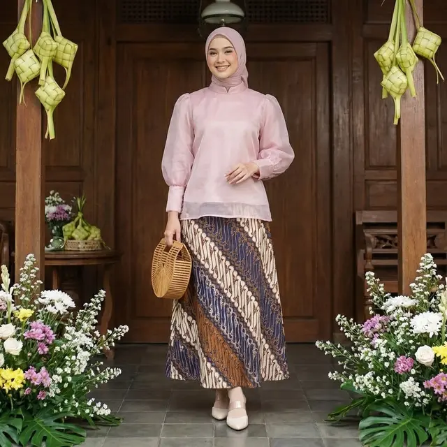 Set Rok Batik dan Blouse Organza (Gemini AI)