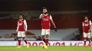 Pemain Arsenal Pierre-Emerick Aubameyang (tengah) bereaksi setelah dia mencetak gol bunuh diri saat melawan Burnley pada pertandingan Liga Premier Inggris di Stadion Emirates, London, Inggris, Minggu (13/12/2020). Arsenal kalah 0-1. (Catherine Ivill/Pool via AP)