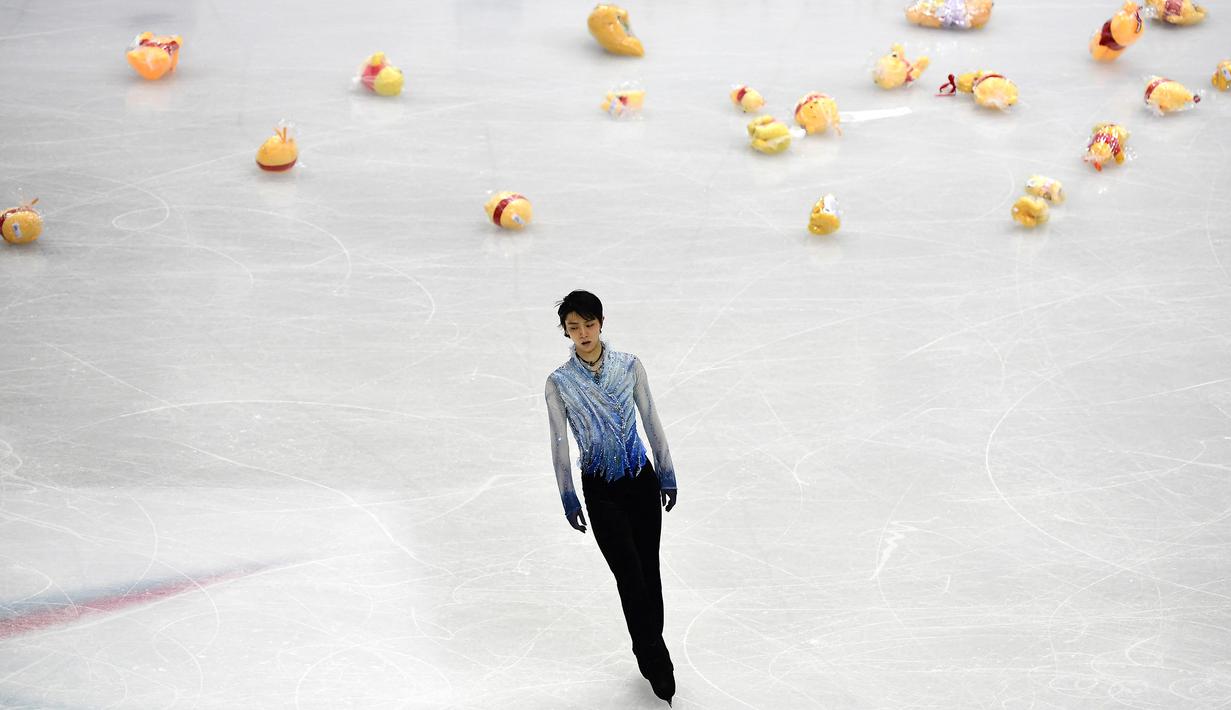 Yuzuru mulai bermain skating secara kompetitif sebagai pemula pada tahun 2004. Ia menjadi skater termuda yang meraih gelar di Kejuaraan Junior Jepang saat berusia 13 tahun. Pada tahun 2009, ia juga pernah meraih medali emas di Kejuaraan Figure Skating Junior di Jepang. (AFP/Marco Bertorello)