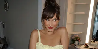 Sebelum boarding dengan private jetnya ke London dari Monte Carlo, Bella Hadid pun membawa dua kotak pizza. (instagram/bellahadid)