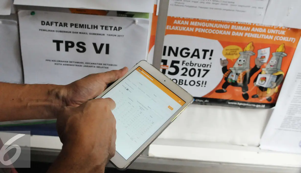 Pengecekan Daftar pemilih Tetap (DPT) di kelurahan setia budi dan Cikini, Jakarta, Jumat (23/12). Serta 18 pemilihan Wali Kota dan Wakil Wali kota dan 76 pemilihan Bupati dan Wakil Bupati pada Februari 2017 nanti. (Liputan6.com/Helmi Affandi)
