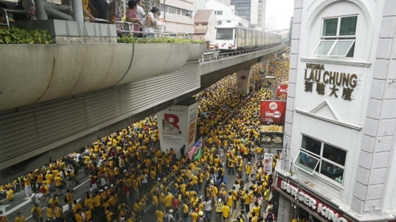 Ribuan warga Malaysia turun ke jalan tuntut Najib Razak mundur