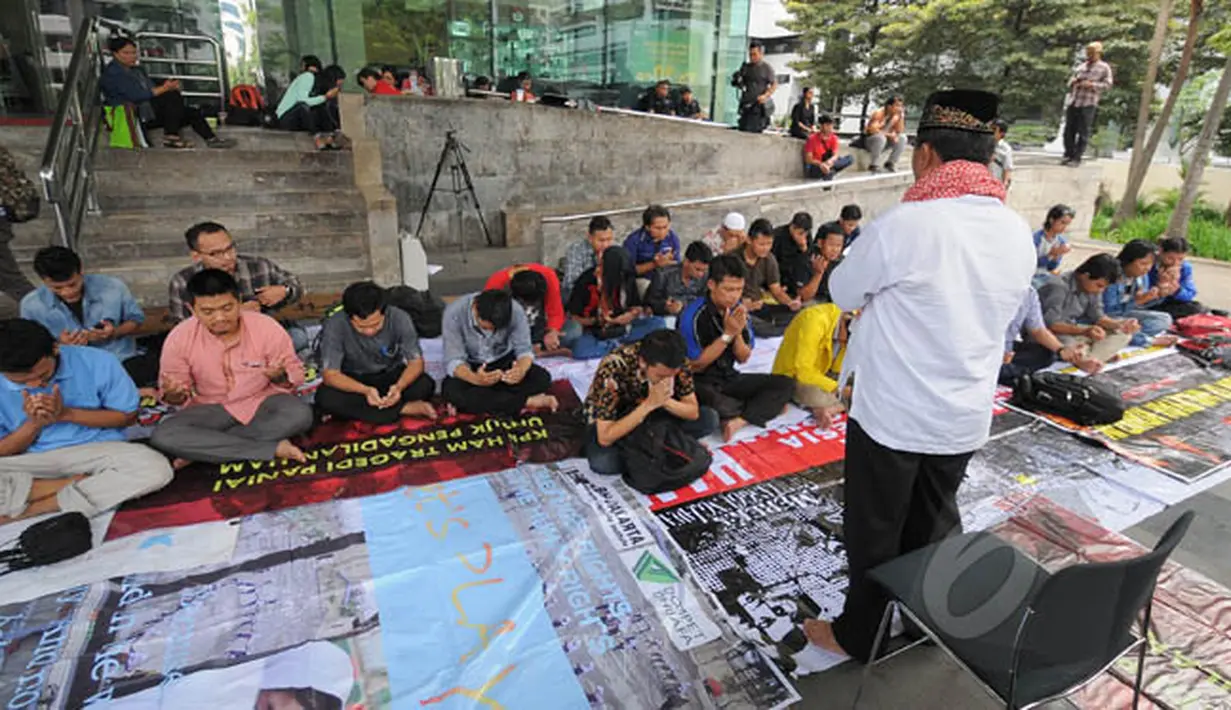 Usai melaksanakan salat Jumat, mereka juga melakukan doa bersama untuk memberi dukungan kepada KPK, Jakarta, Jumat (30/1/2015). (Liputan6.com/Herman Zakharia)