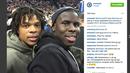 Dua pemain Chelsea FC, Loic Remy dan Kurt Zouma berfoto selfie saat menyaksikan laga NBA Global Game London 2016 basketball antara Orlando Magic vs Toronto Raptors di O2 Arena, London, Kamis (14/1/2016). (AFP Photo/Instagram) 
