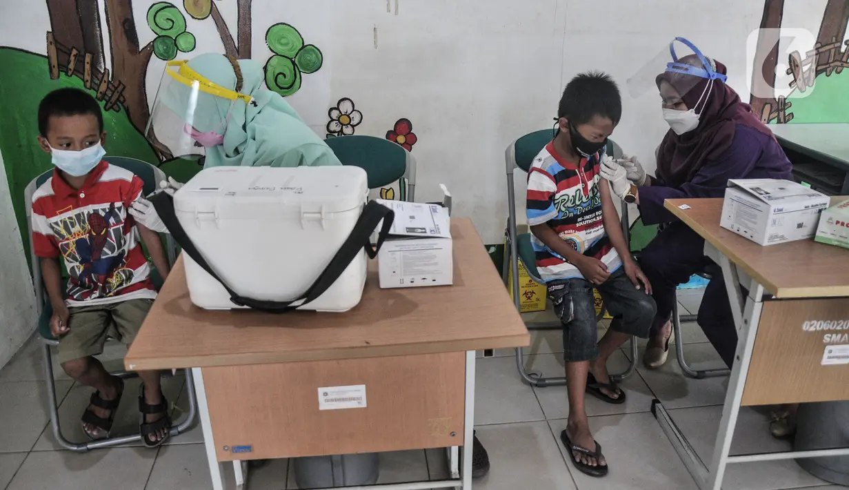 Petugas Puskesmas Kelurahan Rawa Bunga menyuntikkan vaksin Difteri Tetanus (DT) kepada seorang anak di RPTRA Citra Permata, Jakarta, Selasa (28/9/2021). Kegiatan rutin tahunan tersebut dalam rangka program Bulan Imunisasi Anak Sekolah (BIAS). (merdeka.com/Iqbal S Nugroho)