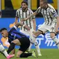 Pemain Inter Milan, Lautaro Martinez, berusaha melepaskan diri dari kawalan pemain Juventus pada laga Coppa Italia di Stadion Giuseppe Meazza Kamis (27/04/2023). Inter menang dengan skor 1-0. (AP Photo/Luca Bruno)