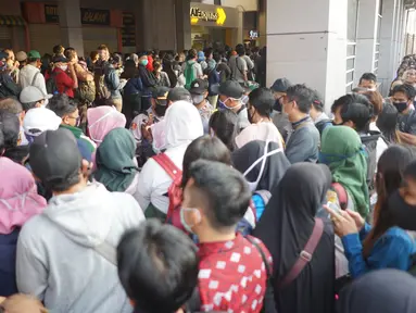 Calon penumpang antre masuk ke dalam Stasiun Citayam, Depok, Jawa Barat, Senin (8/6/2020). Memasuki fase PSBB proporsional menuju new normal Kota Depok, stasiun ramai dipadati penumpang yang kini mulai beraktivitas kembali. (Liputan6.com/Immanuel Antonius)