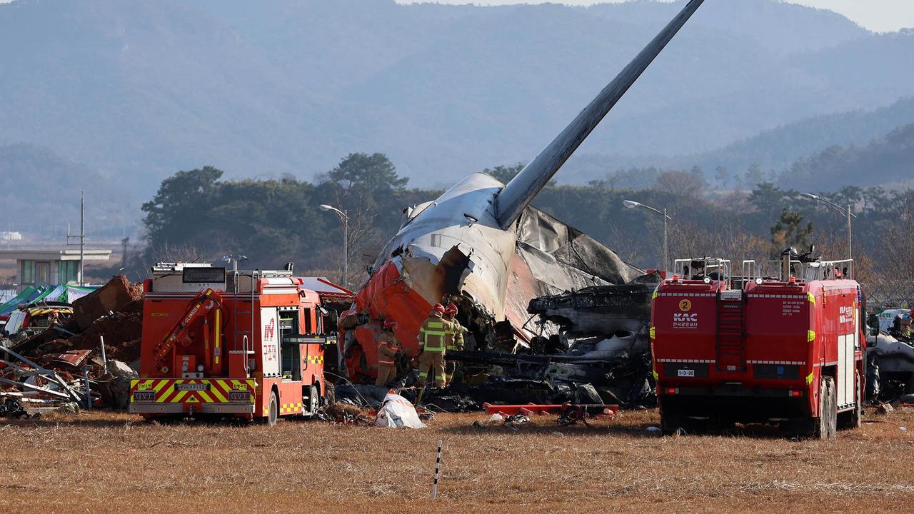 Tim SAR Evakuasi Korban Pesawat Jeju Air yang Jatuh Terbakar