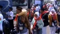 Keberangkatan 60 calon jemaah haji kloter pertama dari embarkasi Makassar tertunda, hingga pedagang daging ayam masih mogok berjualan.