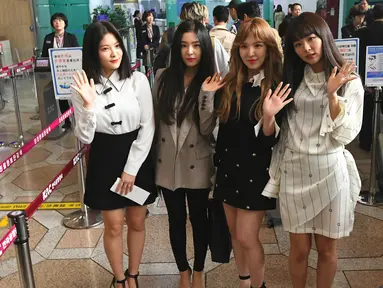 Anggota girlband K-pop "Red Velvet" berpose untuk difoto sebelum berangkat ke Pyongyang dari Bandara Internasional Gimpo di Seoul (31/1). Girlband Red Velvet bersama musisi Korea Selatan lain berangkat ke Pyongyang, Korea Utara. (Jung Yeon-je / AFP)