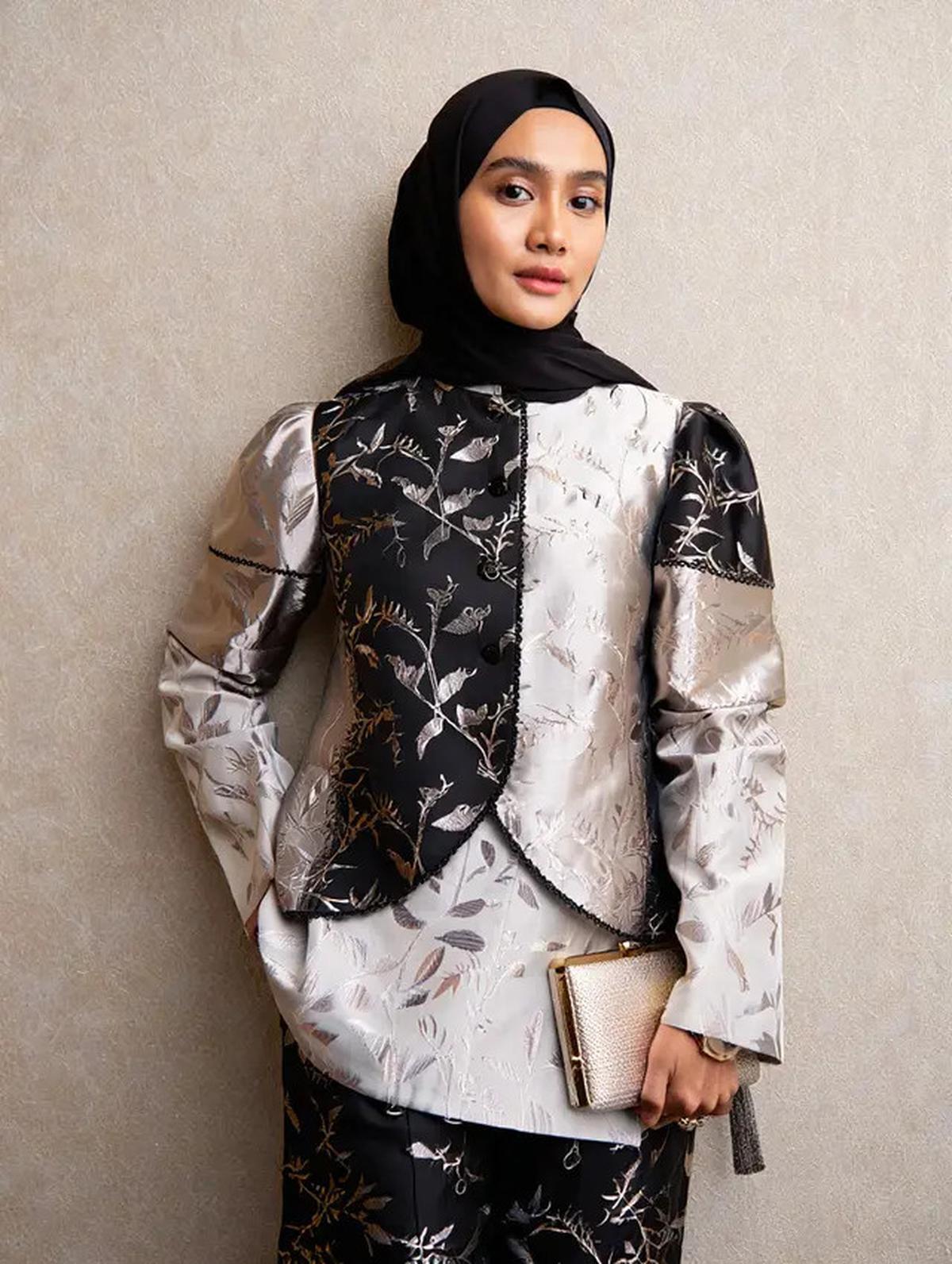 7 Model Baju Brokat Setelan Celana Panjang dengan Desain Anti Basic tapi Classy