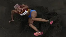 Atlet Venezuela Yulimar Rojas berlaga pada final lompat jangkit putri Olimpiade Tokyo 2020 di Tokyo, Jepang, Minggu (1/8/2021). Yulimar Rojas memecahkan rekor dunia lompat jangkit dengan rekor lompatan 15,67 meter dalam upaya terakhirnya. (AP Photo/Morry Gash)