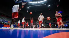 Pebasket Kanada, RJ Barrett (tengah) bersama rekan-rekannya melakukan latihan menjelang laga Piala Dunia FIBA 2023 melawan Prancis di Indonesia Arena, Senayan, Jakarta, Kamis (24/08/2023). (Bola.com/Bagaskara Lazuardi)