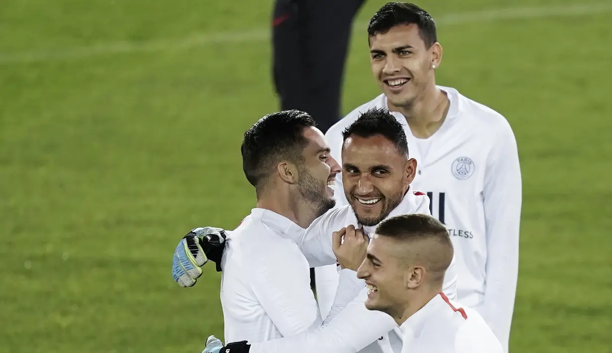 Gelandang PSG, Leandro Paredes, Pablo Sarabia bercanda dengan kiper Keylor Navas dan Marco Verratti selama latihan tim di Jan Breydel Stadium di Bruges (21/10/2019). PSG akan bertanding pada matchday ketiga Grup A Liga Champions melawan wakil Belgia, Club Brugge. (AFP Photo/Kenzo Tribouillard)