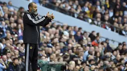 Pelatih Wolverhampton Wanderers, Nuno Espirito Santo melihat pemainnya bertanding melawan Manchester City pada pertandingan Liga Inggris di Etihad (6/10/2019). Dari empat kali pertemuan dengan pelatih City Pep Guardiola, Nuno  menang sekali, kalah dua kali, dan seri sekali. (AP Photo/Rui Vieira)