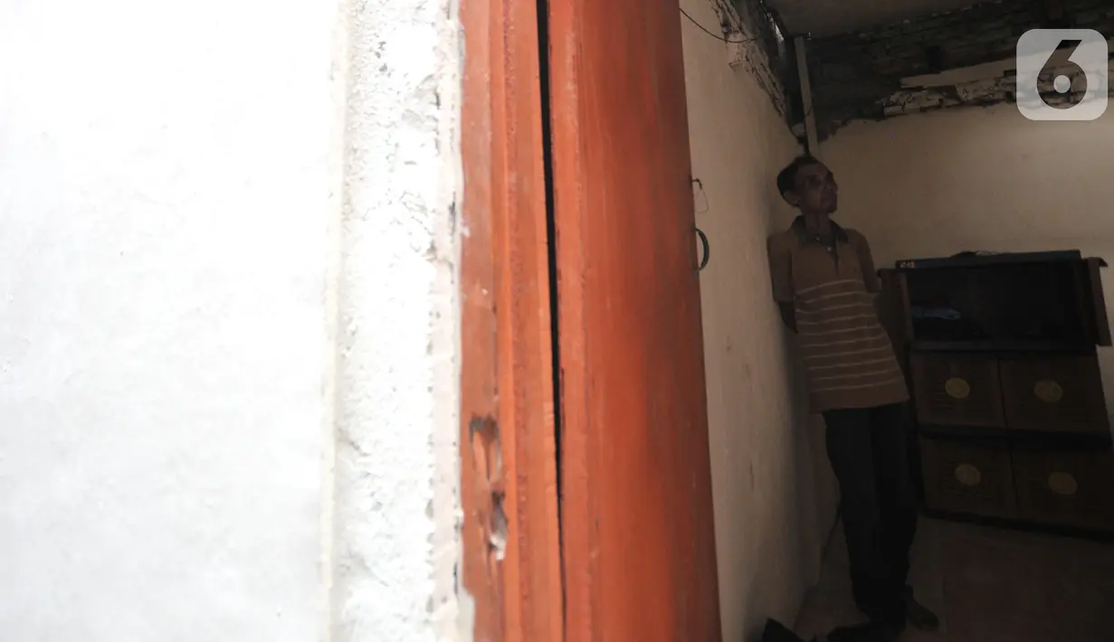 Setelah kondisi rumah Kudus viral di media sosial, pemerintah setempat langsung mengecat dinding rumahnya dan memasangkan lampu yang listriknya diperoleh dari tetangga. (merdeka.com/Iqbal Nugroho)