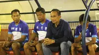 Pelatih Persis Solo di Liga 2 2017, Widyantoro (tengah). (Bola.com/Ronald Seger)