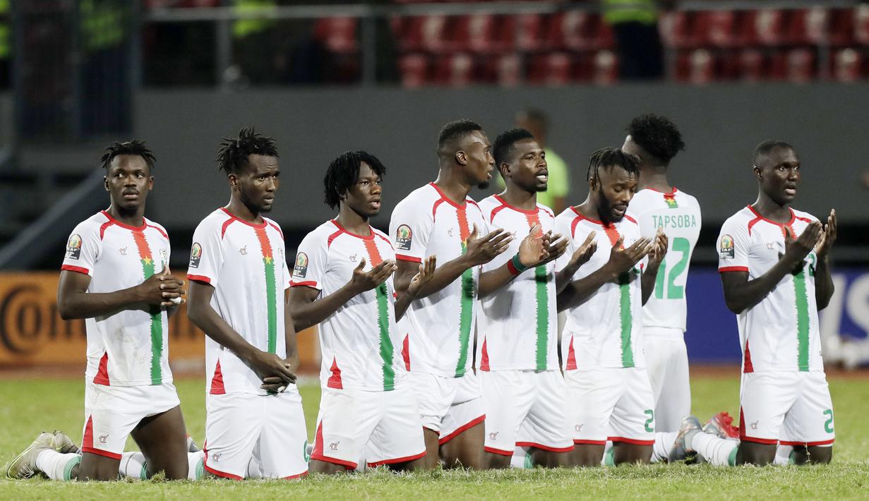 Burkina Faso sukses menyingkirkan Gabon dari babak 16 besar Piala Afrika 2021. Burkina Faso menang lewat drama adu penalti dengan skor akhir 7-6.(AP/Sunday Alamba)
