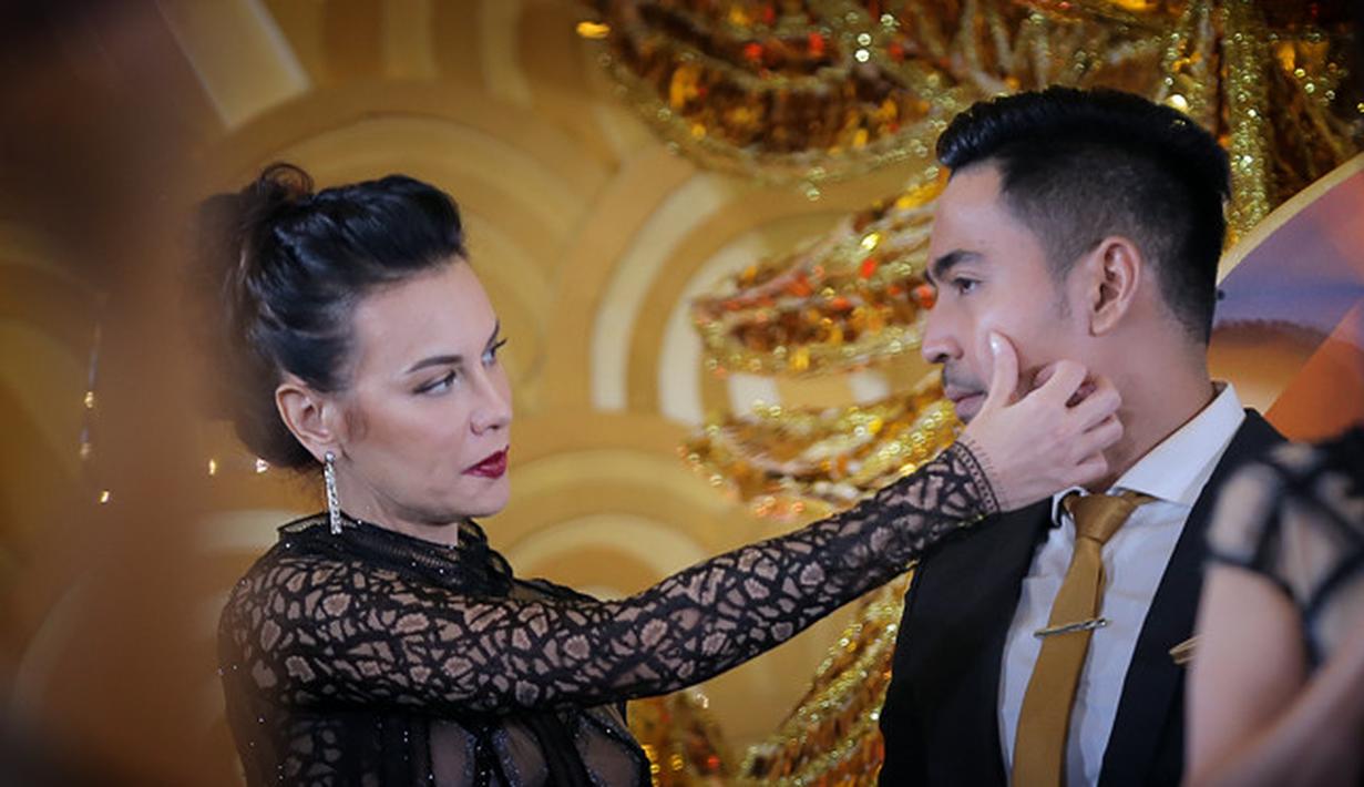Robby Purba Dampingi Sophia Latjuba dalam Sebuah Acara ...