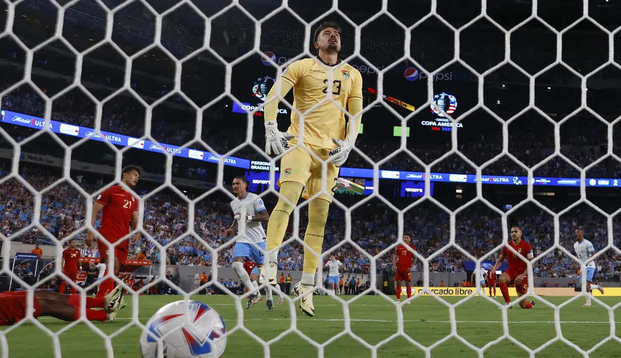 Ekspresi kecewa kiper Bolivia, Guillermo Viscarra setelah gagal menghalau bola yang berujung menjadi gol pada laga Grup C Copa America 2024 melawan Uruguay di MetLife Stadium, East Rutherford, New Jersey, Jumat (28/06/2024) WIB. (AP Photo/Julia Nikhinson)