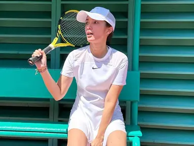 Tenis menjadi salah satu olahraga favorit istri Andhika Pratama tersebut. Kali ini, Ussy Sulistiawaty tampil pakai kaos putih dan rok mini berwarna sama menuai pujian lantaran gayanya yang bak ABG.(Liputan6.com/IG/@ussypratama)