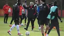 Pelatih Manchester United, Jose Mourinho mengintruksikan pemainnya saat sesi latihan tim jelang menghadapi Sevilla pada babak 16 besar Liga Champions di kompleks pelatihan klub, Carrington, Manchester, Inggris (20/2). (AFP Photo/Oli Scarff)