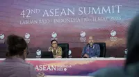 Direktur Jenderal Kerja Sama ASEAN Kementerian Luar Negeri RI, Sidharto Reza Suryodipuro (kanan), menyampaikan hasil SOM saat Press Briefing di Media Center KTT ke-42 ASEAN, di Hotel Bintang Flores, Labuan Bajo, NTT, Senin (8/5/2023) (Foto: Kemlu)